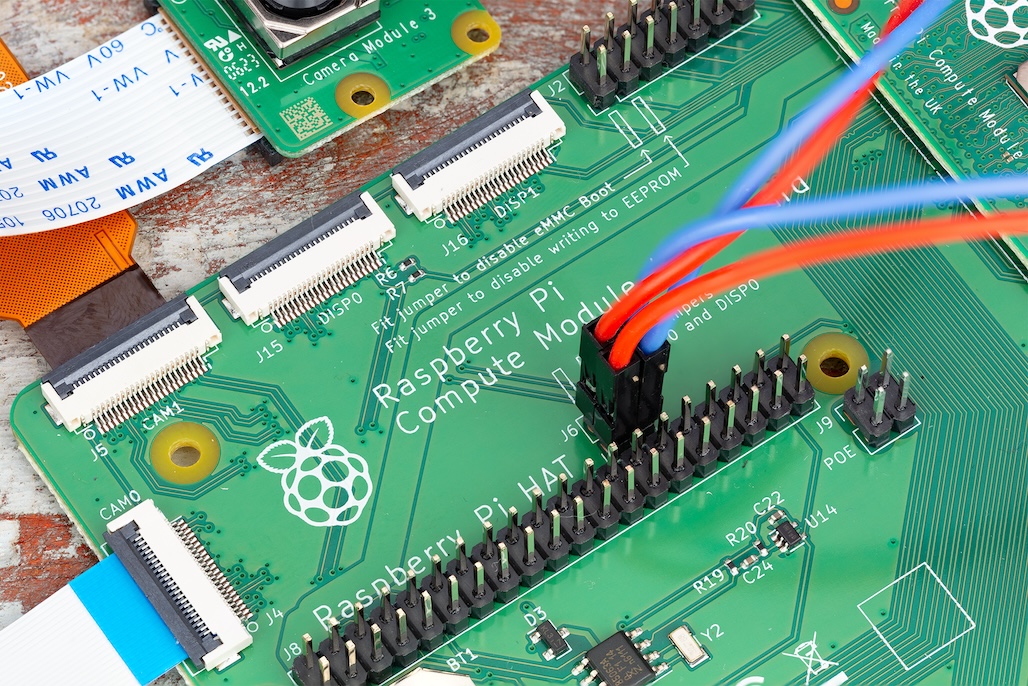 按垂直方向连接 J6 GPIO 引脚